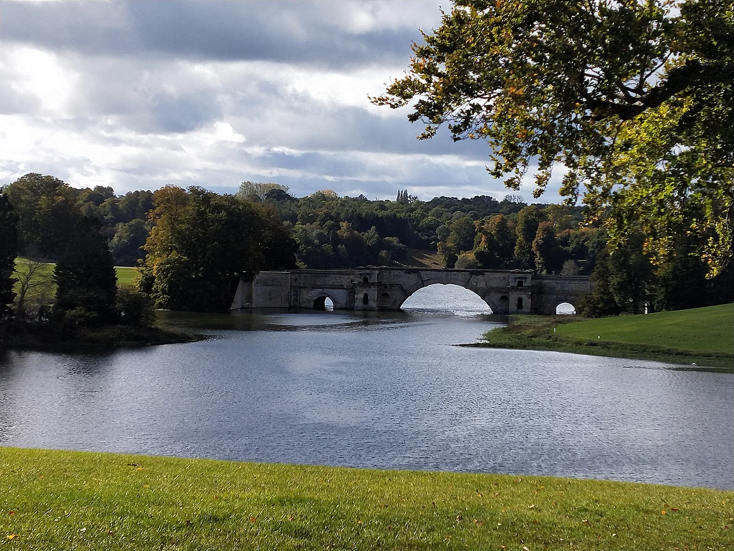 Woodstock village & Blenheim Grounds Guided Walk with local guide
